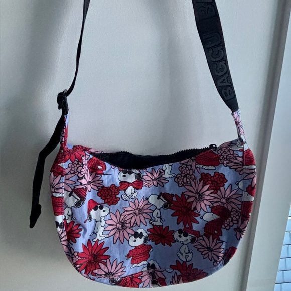 BAGGU Handbags - Baggu Snoopy Floral Design, Med Crescent